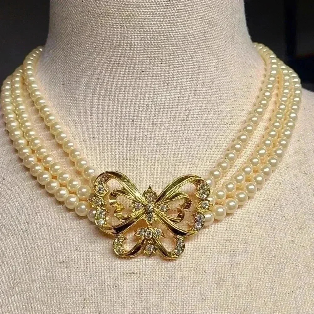 Avon vintage fuax pearl and gold color butterfly necklace